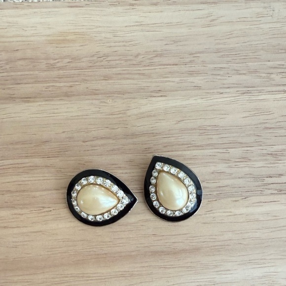 Vintage ClipOn Earrings - Picture 1 of 3